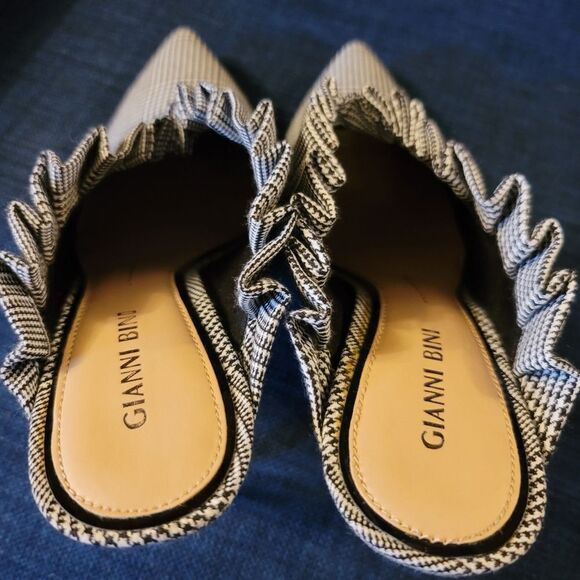 Gianni Bini Ruffled Mules Size 7.5M NWOT - Picture 9 of 11